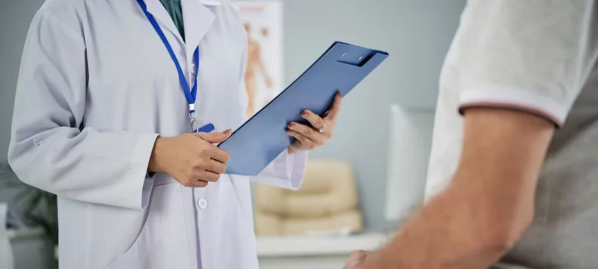 Homem realizando prevenção de saúde em consultório médico